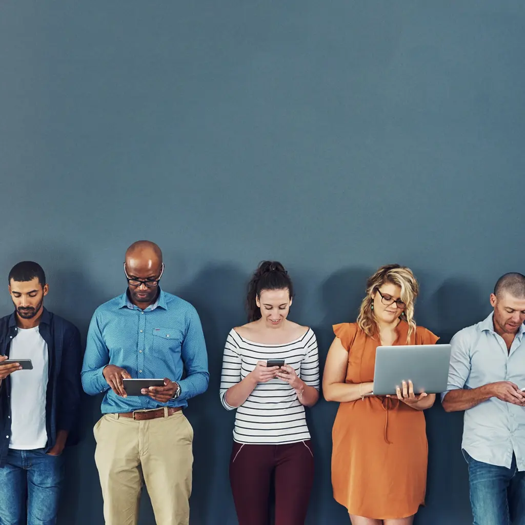 IT‑konsult som arbetar vid en modern datorarbetsplats med fokus på digitala lösningar, IT‑säkerhet och professionell teknisk support för företag.