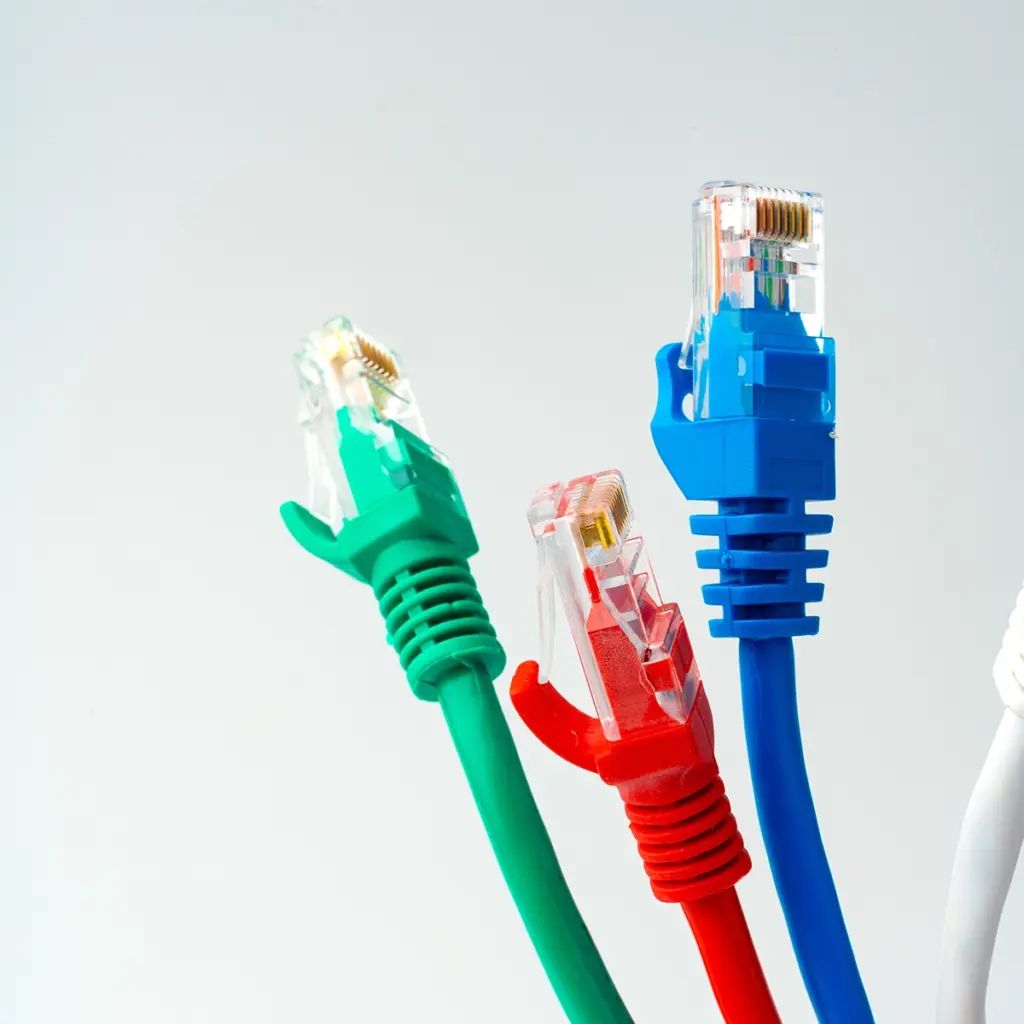 Professionell nätverksinstallation på modern arbetsplats som visar säker och stabil företagsuppkoppling, optimerad nätverksprestanda och driftsäker IT‑infrastruktur.