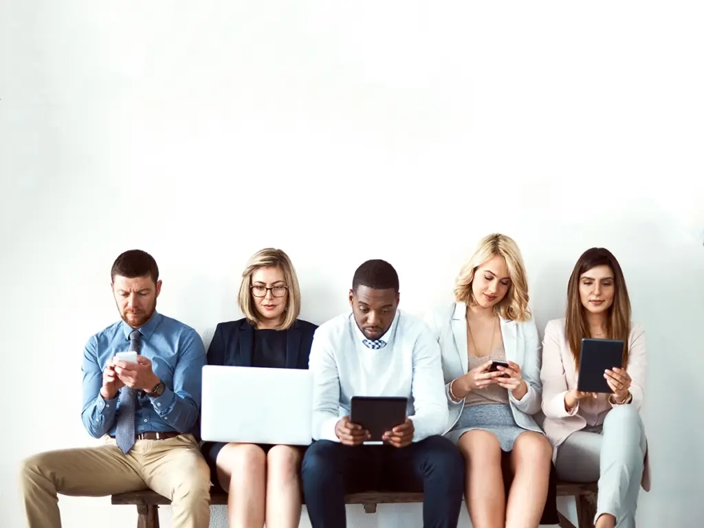 Modern IT‑arbetsplats med laptop, kontorstillbehör och digital teknik som symboliserar professionella IT‑lösningar, IT‑support och säker IT‑drift för företag