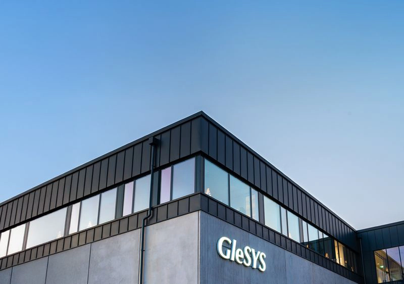 Svenskt datacenter med modern och energieffektiv serverinfrastruktur som symboliserar GleSYS molntjänster, hög prestanda, säker drift och hållbar hosting för företag.