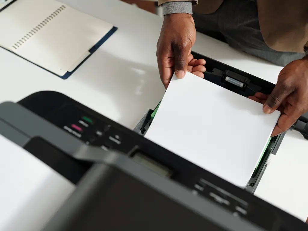 Modern nätverksansluten kontorsskrivare som symboliserar driftsäkra, kostnadseffektiva företagslösningar med professionell installation, support och utskriftssystem från IT‑konsulter.