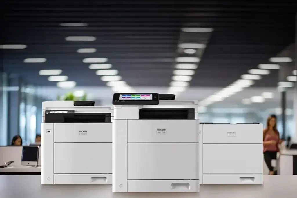Tre professionella Ricoh‑skrivare i modern kontorsmiljö