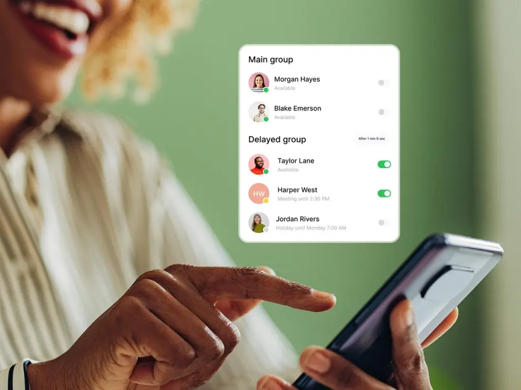 Person som arbetar vid mobil och dator med moderna kommunikationslösningar, vilket symboliserar Telavox molnbaserad företagsväxel, effektiv företagskommunikation och smidig telefoni för team och kunder.