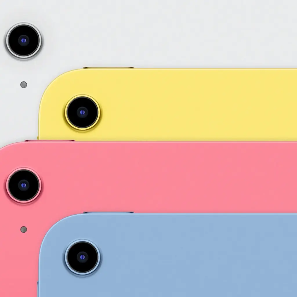 Tre färgglada smartphones sedda bakifrån på ljus bakgrund.