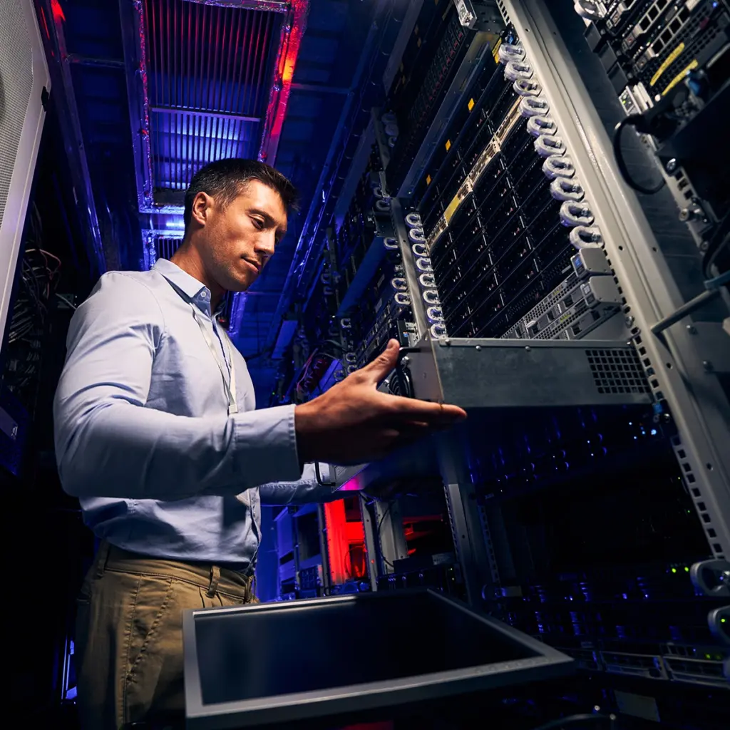 Person som arbetar vid ett serverrack i serverhallsmiljö