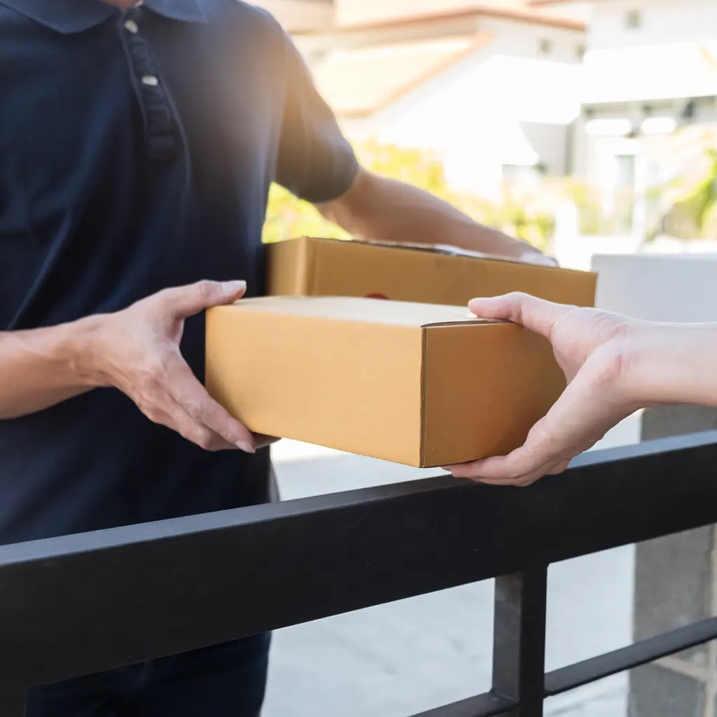 Person som tar emot leverans av paket