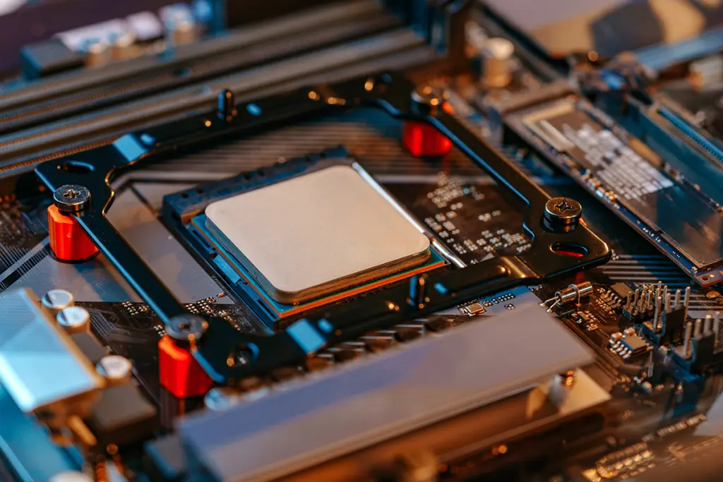 Närbild av processor monterad på ett moderkort i en dator.