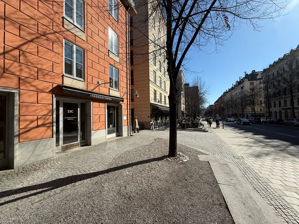 Gatubild med lokal i bottenplan på Kungsholmen.