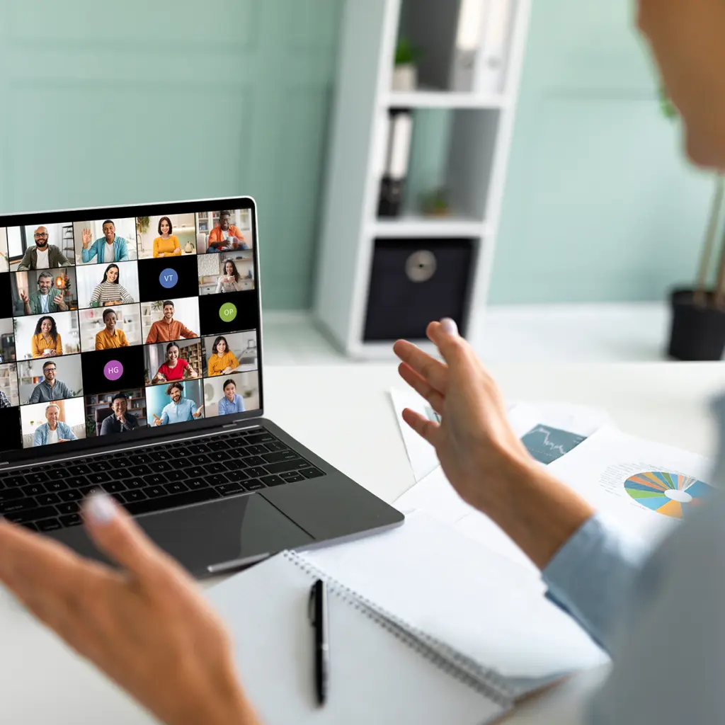 Laptop med videomöte där flera deltagare syns på skärmen