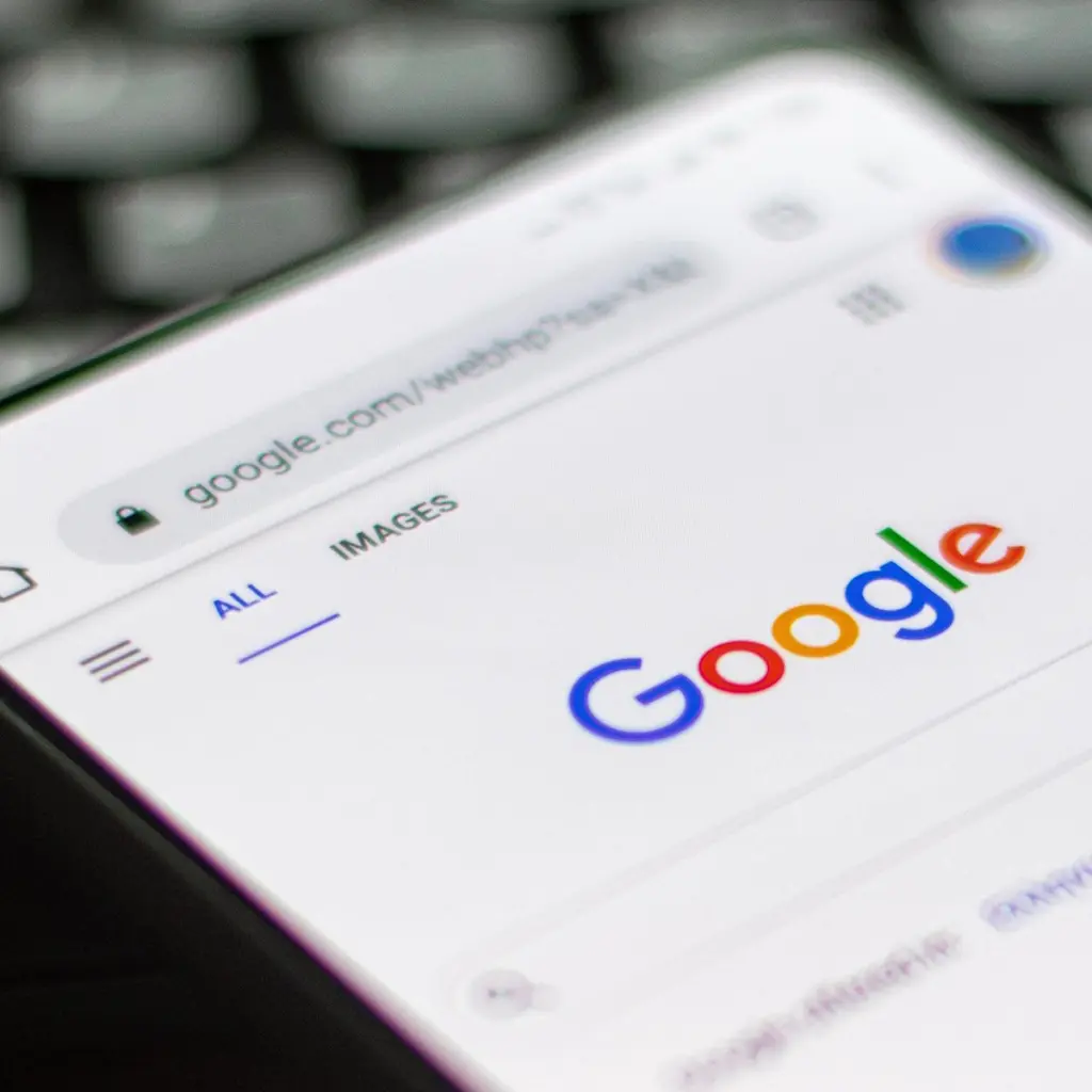 Närbild av Google-sökning på mobilskärm