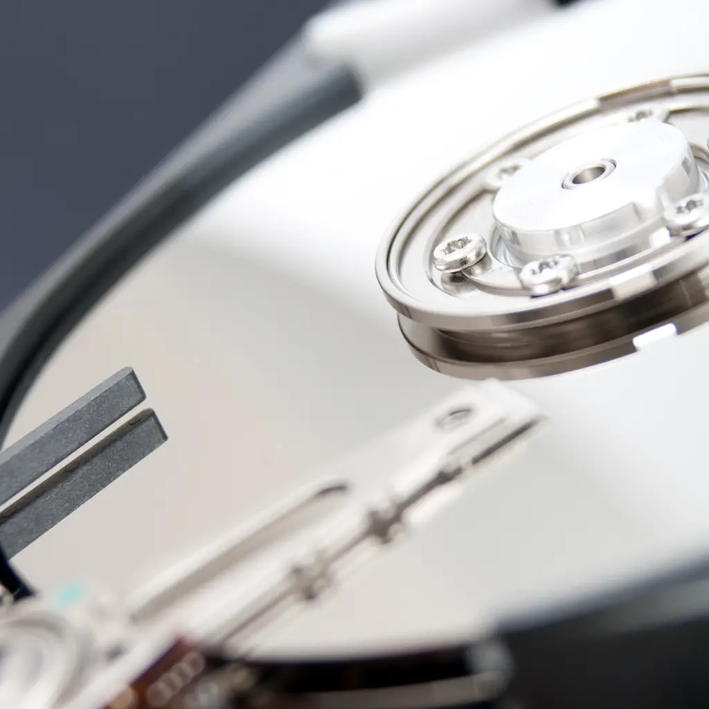 Närbild av hårddisk som symboliserar datalagring och IT-infrastruktur